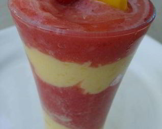 Витаминный напиток из клубники и манго