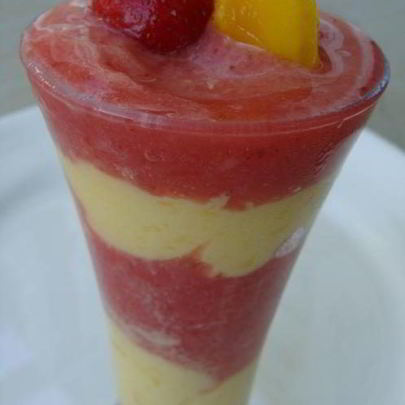 Витаминный напиток из клубники и манго