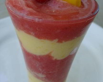 Витаминный напиток из клубники и манго