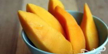 витаминный напиток из клубники и манго