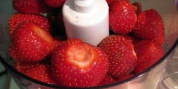 витаминный напиток из клубники и манго