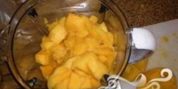 витаминный напиток из клубники и манго