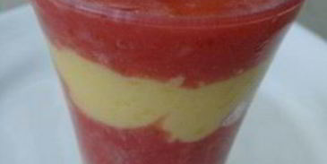 витаминный напиток из клубники и манго