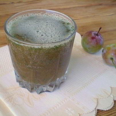 Зеленый коктейль со сливой