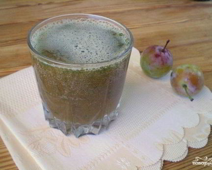 Зеленый коктейль со сливой