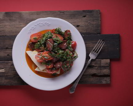 Андалузский салат с чоризо и помидорами