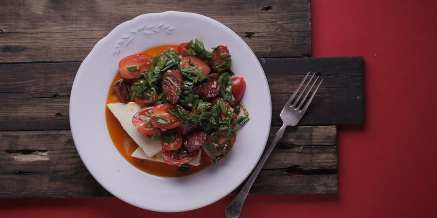 Рецепт андалузского салата с чоризо и помидорами