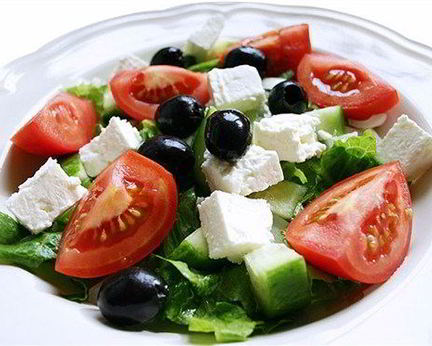 Греческий салат с красным луком