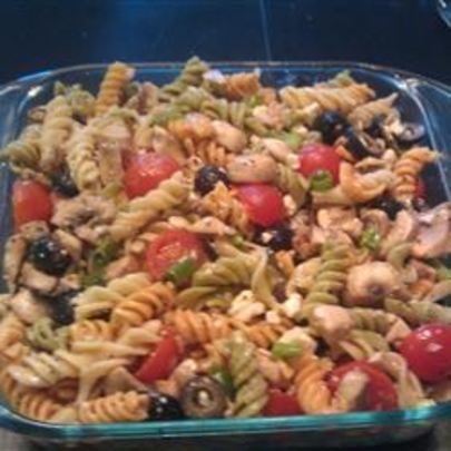 Греческий салат с макаронами и грибами