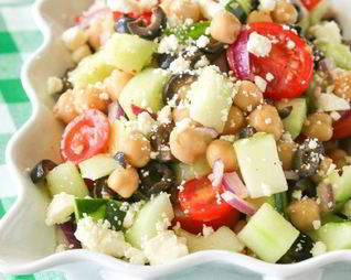 Греческий салат с нутом и фетой