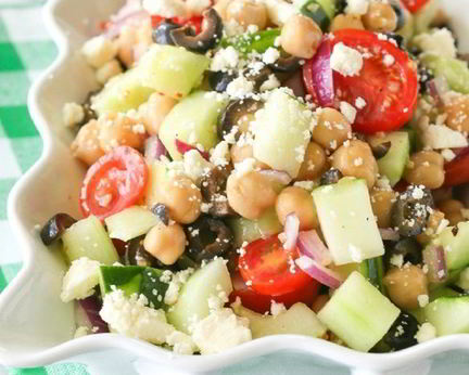 Греческий салат с нутом и фетой