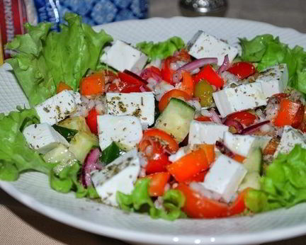 Греческий салат с перловкой