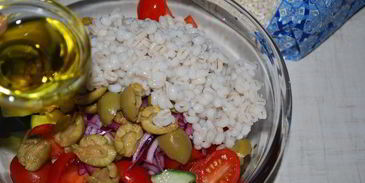 греческий салат с перловкой