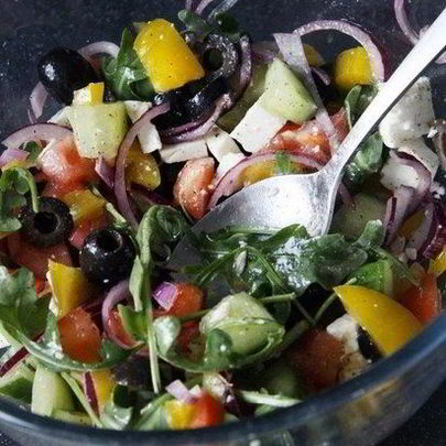 Греческий салат с рукколой