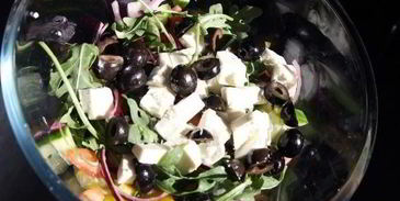 греческий салат с рукколой