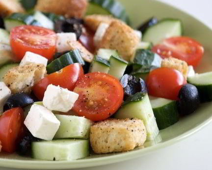 Греческий салат с сухариками