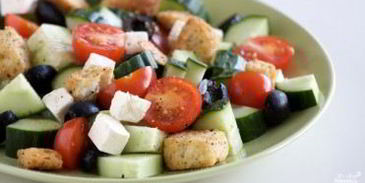 греческий салат с сухариками