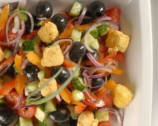 Греческий салат с жареным сыром