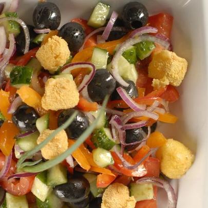 Греческий салат с жареным сыром