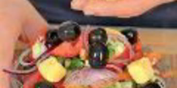 греческий салат с жареным сыром