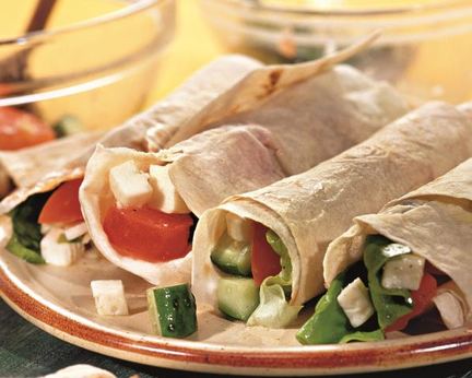 Греческий салат в лаваше