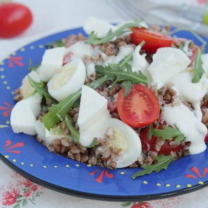 Гречневый салат с моцареллой
