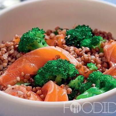 Гречневый салат со слабосоленой семгой и брокколи