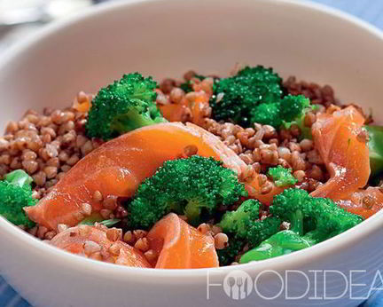 Гречневый салат со слабосоленой семгой и брокколи