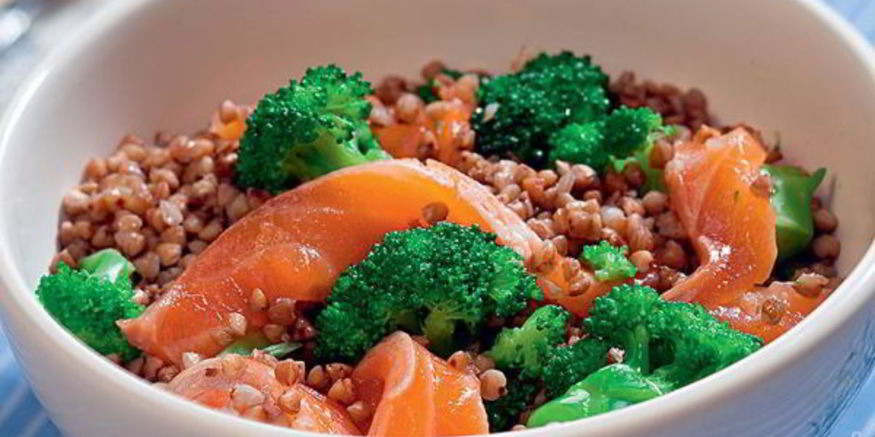 Рецепт гречневого салата со слабосоленой семгой и брокколи