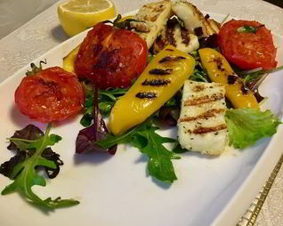 Салат-гриль с сыром халуми по-гречески