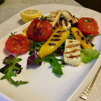 Салат-гриль с сыром халуми по-гречески