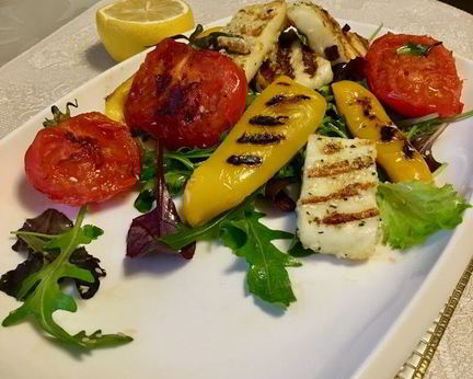 Салат-гриль с сыром халуми по-гречески
