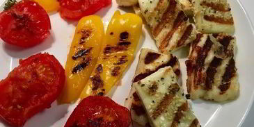 салат-гриль с сыром халуми по-гречески