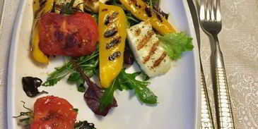 салат-гриль с сыром халуми по-гречески