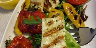 салат-гриль с сыром халуми по-гречески