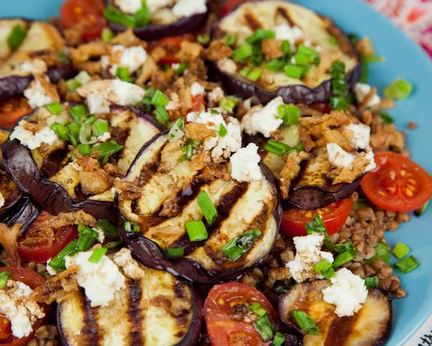 Салат из гречки с баклажаном