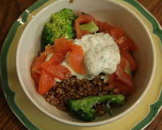 Салат из гречки с брокколи и семгой