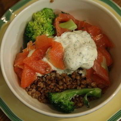 Салат из гречки с брокколи и семгой