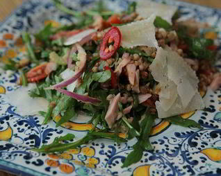 Салат из гречки с копченой курицей, помидорами и руколой