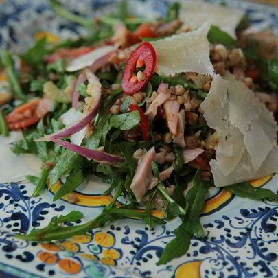 Салат из гречки с копченой курицей, помидорами и руколой