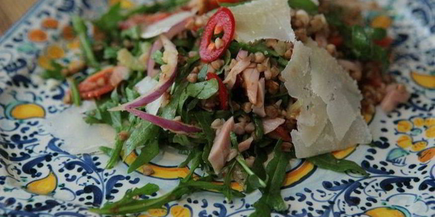 Рецепт салата из гречки с копченой курицей, помидорами и руколой