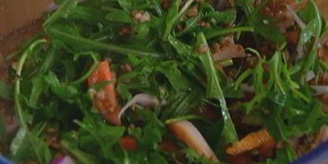 салат из гречки с копченой курицей, помидорами и руколой