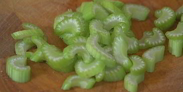 салат из гречки с копченой курицей, помидорами и руколой