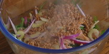 салат из гречки с копченой курицей, помидорами и руколой