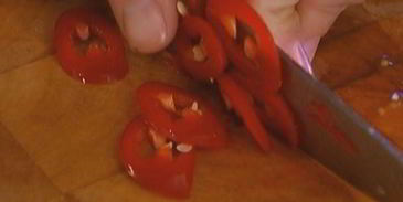 салат из гречки с копченой курицей, помидорами и руколой