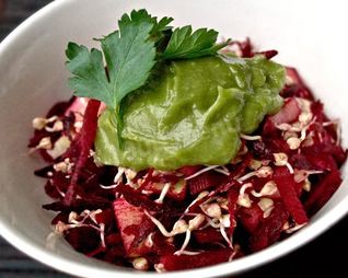 Салат из пророщенной гречки яблок и свеклы