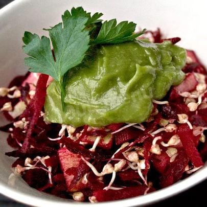 Салат из пророщенной гречки яблок и свеклы