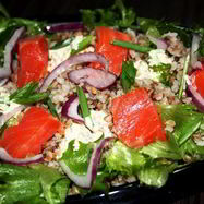 Рецепт Салата с гречкой и копченой форелью