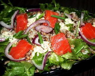 Салат с гречкой и копченой форелью