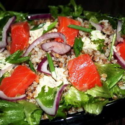 Салат с гречкой и копченой форелью